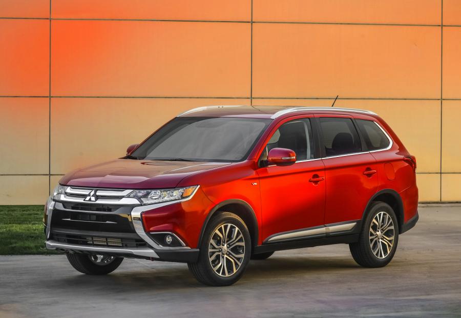  Mitsubishi Outlander 2015 года  (US) (фото 16 из 41)